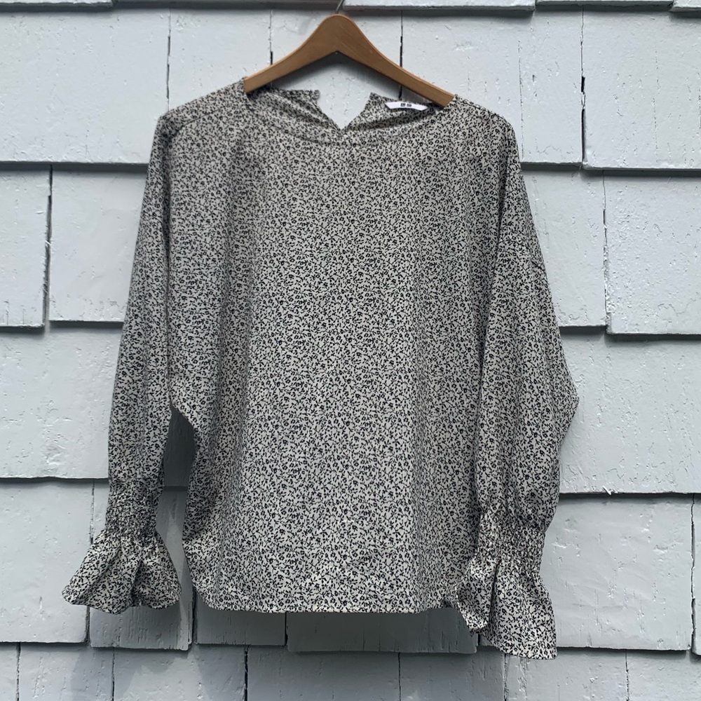 Adorable flouncy uniqlo long sleeve shirt with wrist cinch details and florals